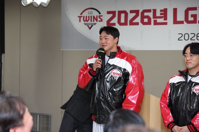 LG 이재원(왼쪽)이 6일 잠실구장에서 열린 LG 선수단 신년 인사회에서 군 복무를 마치고 팀에 복귀한 소감을 말하고 있다. 이재원은 FA로 이적한 김현수의 공백을 메울 적임자로 평가받고 있다. 사진제공｜LG 트윈스