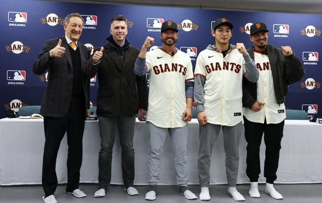 샌프란시스코 자이언츠 래리 베어 CEO, 버스터 포지 사장, 토니 비텔로 감독, 이정후, 윌리 아다메스(왼쪽부터)가 7일 이천 LG챔피언스파크에서 열린 샌프란시스코 자이언츠 공식 기자회견에서 사진 촬영을 하고 있다. 이천｜뉴시스