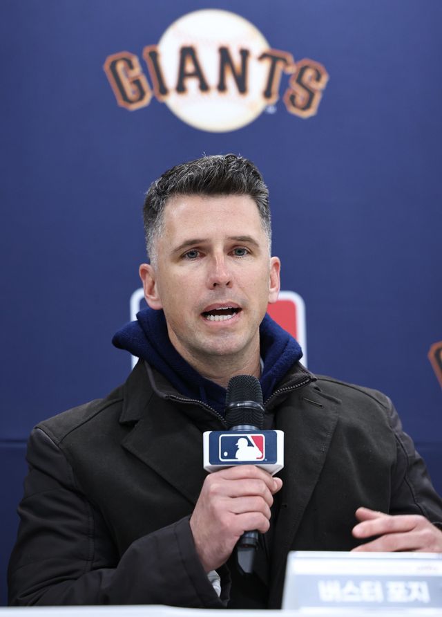 버스터 포지 샌프란시스코 자이언츠 사장이 7일 오후 경기 이천 LG 챔피언스파크에서 열린 샌프란시스코 자이언츠 공식 기자회견에서 취재진의 질문에 답하고 있다. 이천｜뉴시스