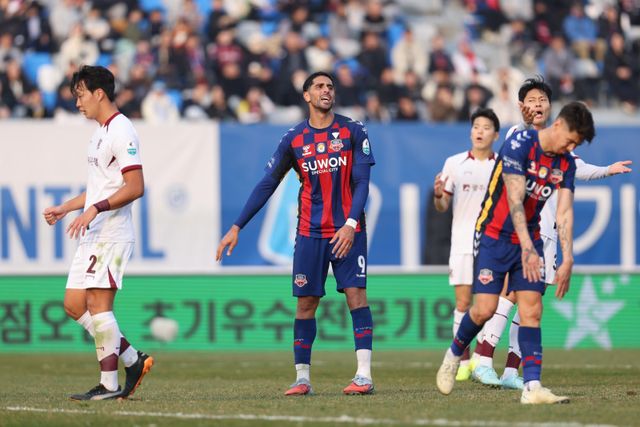 수원FC는 지난해 K리그1 득점왕&nbsp;싸박(가운데)의 이적 여부를 결정하지 못하며 갈팡질팡하고 있다. 사진제공│한국프로축구연맹
