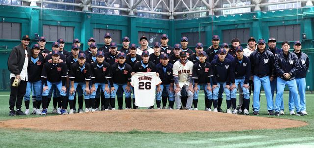 이정후와 휘문고 야구부원들이 7일 이천 LG챔피언스파크에서 열린 샌프란시스코 자이언츠 야구 클리닉에 앞서 단체 사진 촬영을 하고 있다. 이천｜뉴시스