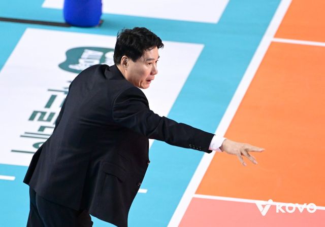 현대건설 강성형 감독이 7일 김천체육관서 열린 도로공사와 원정경기 도중 코트 위 선수들에게 위치를 지시하고 있다. 사진제공｜KOVO