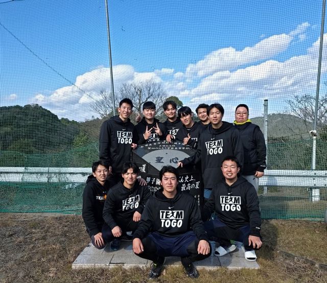 두산 이영하(위 왼쪽에서 2번째)가 동료 박웅, 박신지와 함께 NPB 요미우리 에이스 도고 쇼세이와 함께하는 미니캠프에 참가했다. 3년째 도고와 함께 개인훈련을 진행하는 이영하는 박웅, 박신지의 체류비용 전액을 직접 부담했다. 사진제공ㅣ두산 베어스