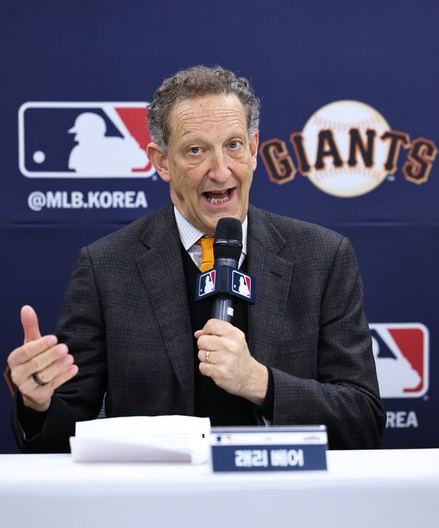 래리 베어 샌프란시스코 자이언츠 CEO가 7일 이천 LG 챔피언스파크에서 열린 샌프란시스코 자이언츠 공식 기자회견에서 발언하고 있다. 이천｜뉴시스