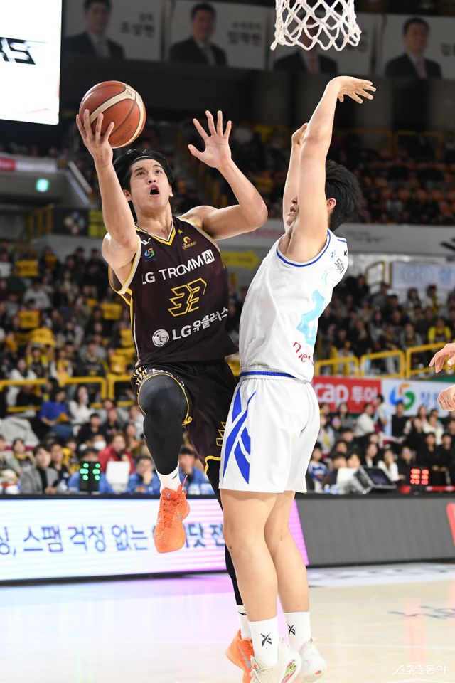 LG 칼 타마요(왼쪽)가 7일 창원체육관에서 열린 삼성전 도중 골밑 돌파를 시도하고 있다. 사진제공｜KBL