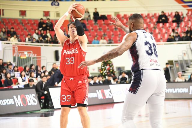 현대모비스 이승현(왼쪽)은 6일 울산에서 열린 부산 KCC전에서 시즌 최다 30점을 넣으며 반등을 알렸다. 양동근 감독의 믿음에 보답하겠다는 각오다. 사진제공｜KBL