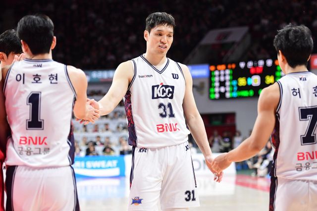 부산 KCC는 장재석(가운데)의 반등이 절실하다. 그는 1옵션 외국인 선수 숀 롱과 함께 골밑에 활력을 불어넣어야 한다. 사진제공｜KBL