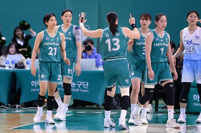 이번 시즌 여자프로농구 후반기가 10일부터 시작된다. 예상을 깨고 선두로 전반기를 마친 하나은행이 후반기에 독주를 이어갈 수 있을지에 관심이 쏠린다. 사진제공｜WKBL