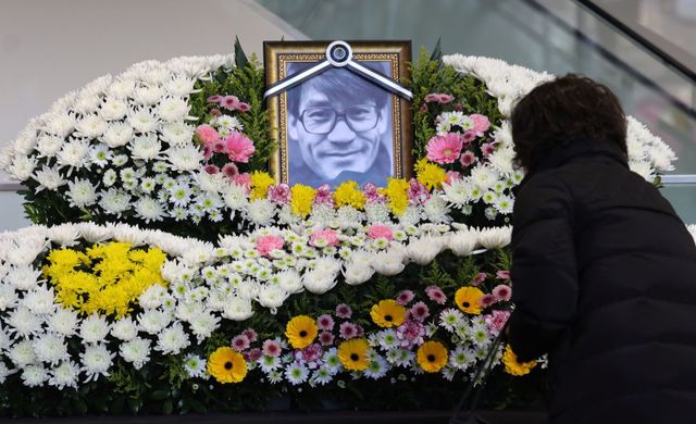 [서울=뉴시스] 홍효식 기자 = 6일 서울 중구 서울영화센터에 마련된 배우 고(故) 안성기 추모 공간을 찾은 시민들이 조문하고 있다. 2026.01.06. yesphoto@newsis.com