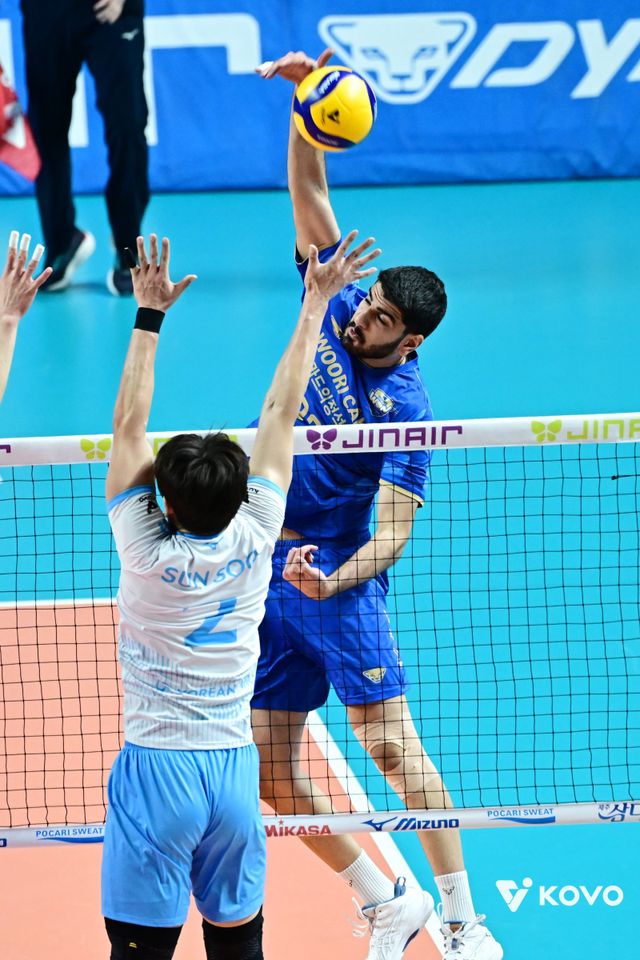 우리카드 알리(뒤)가 8일 장충체육관서 열린 대한항공과 홈경기에서 스파이크를 날리고 있다. 사진제공│KOVO