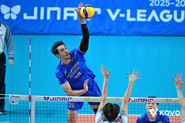 우리카드 아라우조(뒤)가 8일 장충체육관서 열린 대한항공과 홈경기에서 스파이크를 날리고 있다. 사진제공│KOVO