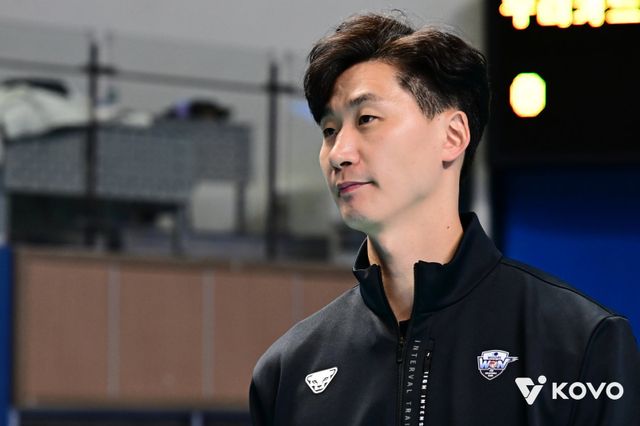 박철우 우리카드 감독대행은 8일 장충체육관서 열린 대한항공과 홈경기에서 3-0 완승을 거뒀지만 들뜨지 않았다. 사령탑 자리의 무게감을 크게 느끼고 있는 그는 그저 다음 경기만 바라보며 최선을 다하겠다고 다짐했다. 사진제공│KOVO