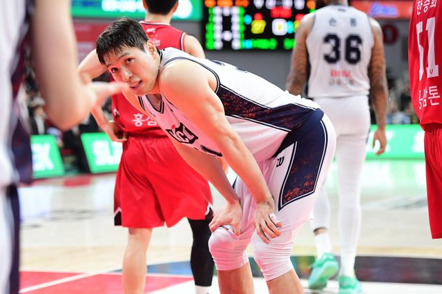 부산 KCC는 장재석(가운데)의 반등이 절실하다. 그는 1옵션 외국인 선수 숀 롱과 함께 골밑에 활력을 불어넣어야 한다. 사진제공｜KBL