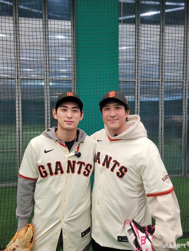 황재균(오른쪽)이 이정후(왼쪽)와 7일 경기도 이천시에 위치한 LG챔피언스파크서 야구 후배들을 위해 일일 지도자로 나섰다. 샌프란시스코 유니폼을 함께 입고 사진 촬영을 하고 있는 황재균과 이정후. 이천 ｜장은상 기자 award@donga.com