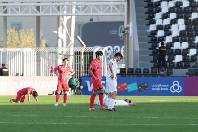 U-23 축구국가대표팀 선수들이 7일(한국시간) 사우디아라비아 리야드의 알샤밥 스타디움에서 벌어진 이란전서 0-0으로 비긴 뒤 아쉬워하고 있다. 사진제공│대한축구협회