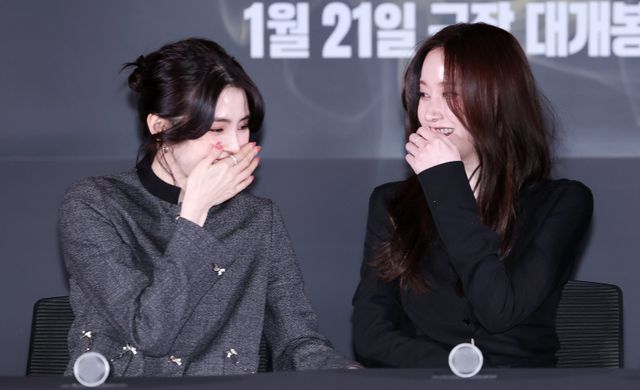 [서울=뉴시스] 김혜진 기자 = 배우 한소희(왼쪽), 전종서가 8일 오전 서울 송파구 롯데시네마 월드타워점에서 열린 영화 ‘프로젝트 Y’(감독 이환) 언론시사회에서 대화를 나누고 있다. 2026.01.08. jini@newsis.com