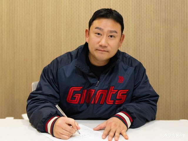 김상수가 8일 사직구장에서 롯데와 FA 계약서에 서명하고 있다. 사진제공｜롯데 자이언츠