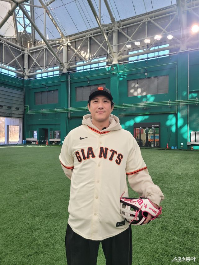 황재균이 7일 경기도 이천시에 위치한 LG챔피언스파크서 열린 샌프란시스코 야구 클리닉에서 일일 지도자로 나섰다. 샌프란시스코 측이 준비한 유니폼을 입고 사진 촬영을 하고 있는 황재균. 이천 ｜장은상 기자 award@donga.com