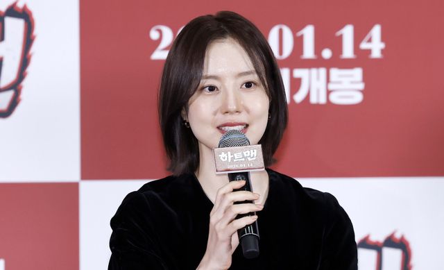 [서울=뉴시스] 김혜진 기자 = 배우 문채원이 8일 오후 서울 송파구 롯데시네마 월드타워점에서 열린 영화 ‘하트맨’(감독 최원섭) 언론시사회에서 인사말을 하고 있다. 2026.01.08. jini@newsis.com