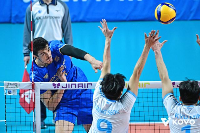 우리카드 아라우조(뒤)가 8일 장충체육관서 열린 대한항공과 홈경기에서 스파이크를 날리고 있다. 사진제공│KOVO