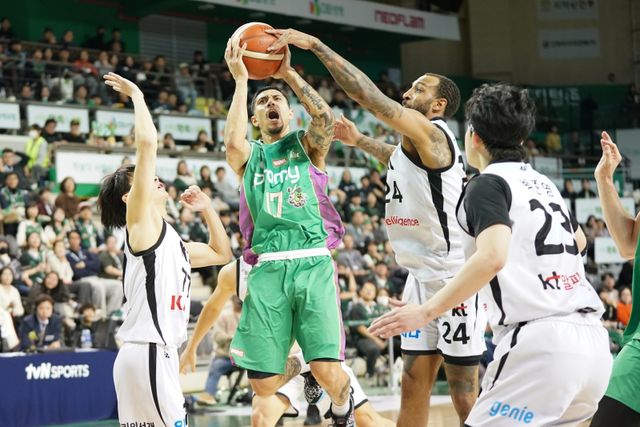 DB 알바노(가운데)가 8일 원주DB프로미아레나서 열린 KT전에서 상대 수비를 뚫고 슛을 시도하고 있다. 알바노는 이날 26점·10어시스트의 활약으로 팀의 82-80 승리를 이끌었다. 사진제공｜KBL