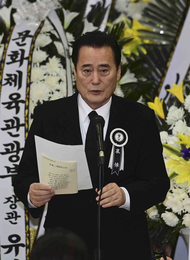 [서울=뉴시스] 김근수 기자 = 가수 겸 배우 김성환이 9일 오전 서울 종로구 서울대병원 장례식장에서 진행된 고 송대관의 영결식에서 추도사를 하고 있다. (공동취재) 2025.02.09. photo@newsis.com