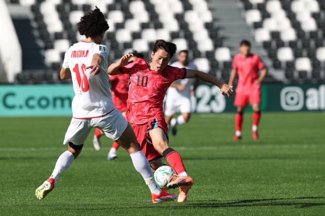 KFA는 9일 “강상윤이 왼쪽 무릎 내측 인대 손상으로 U-23 대표팀서 소집 해제가 결정됐다”고 밝혔다. 7일(한국시간) 이란과 U-23 아시안컵 1차전 도중 돌파를 시도하는 강상윤(가운데). 사진제공｜대한축구협회