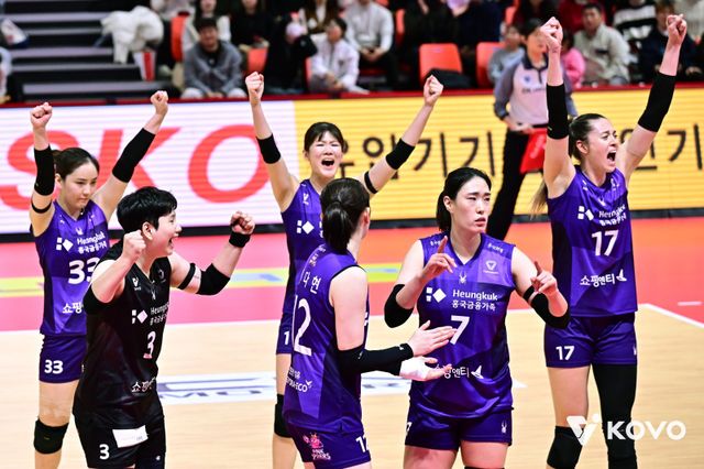 흥국생명 선수들이 9일 광주페퍼스타디움서 열린 페퍼저축은행과 원정경기를 3-0으로 이긴 뒤 환호하고 있다. 사진제공｜KOVO