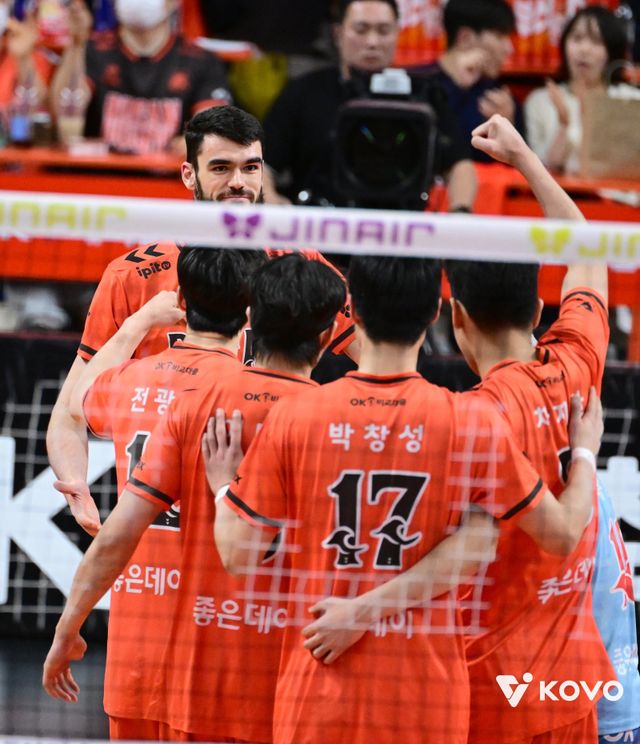 OK저축은행 선수들이 9일 강서체육관서 열린 현대캐피탈과 홈경기 도중 득점한 뒤 한데 모여 기뻐하고 있다. 사진제공｜KOVO