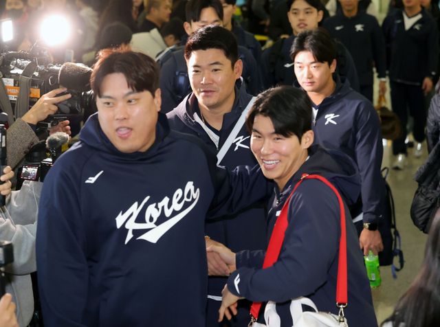 류현진(왼쪽), 김혜성(오른쪽) 등 야구대표팀 선수들이 9일 인천국제공항을 통해 WBC 대비 1차 전지훈련지 사이판으로 출국했다. 인천국제공항｜뉴시스