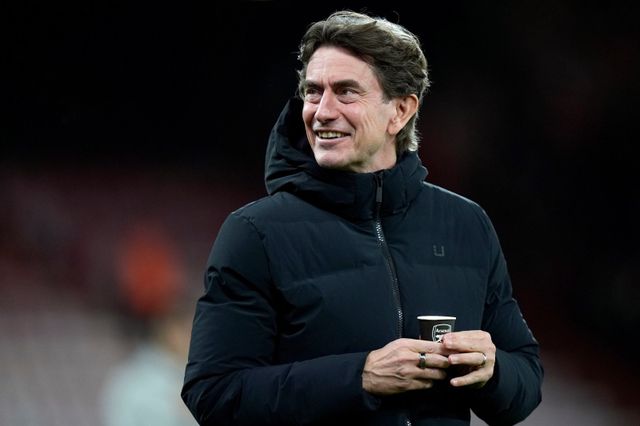 토트넘 토마스 프랑크 감독이 8일(한국시간) 본머스와 원정경기 직전 토트넘의 라이벌 아스널 로고가 새겨진 컵을 들고 있다.&nbsp;본머스(영국)｜AP뉴시스