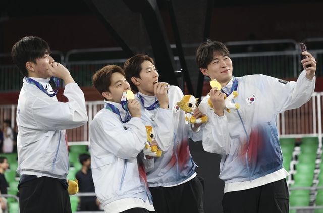 아시안게임 남자 3x3 농구서 금메달을 따낸 이주영, 김승우, 이동근, 구민교(왼쪽부터)는 모두 다음달 20일 열릴 2026 KBL 신인선수 드래프트 참가자 명단에 이름을 올렸다. 나고야｜신화뉴시스