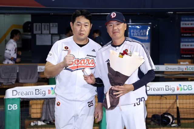 김원형 두산 감독(오른쪽)이 1일 잠실 NC전서 사령탑 통산 300승을 따낸 뒤 주장 양의지와 함께 활짝 웃고 있다. 사진제공ㅣ두산 베어스