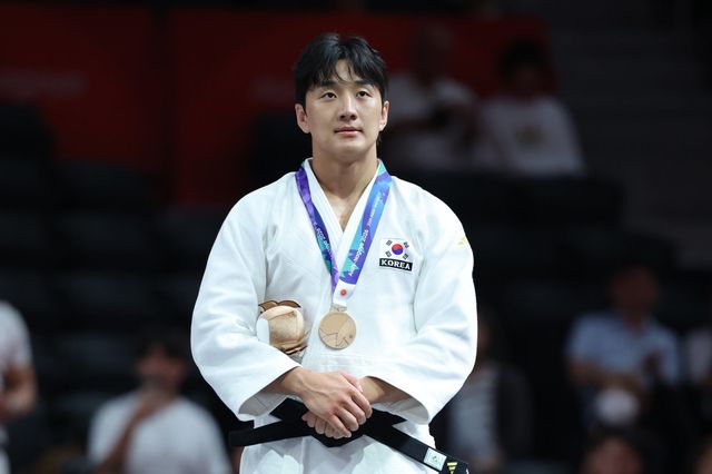 이준환이 1일 일본 나고야시의 아이치 인터내셔널 아레나서 열린 2026아이치·나고야아시안게임 유도 남자 –81㎏급서 동메달을 획득한 뒤 시상대에 올랐다. 나고야｜뉴시스
