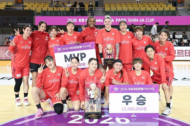 후지쯔 선수들이 11일 청주체육관서 열린 ‘2026 KB국민은행 박신자컵’ 우리은행과 결승서 78-71로 이겨 우승을 차지한 뒤 사진촬영을 하고 있다. 후지쯔는 2024년과 2025년에 이어 올해도 우승을 차지하며 대회 3연패에 성공했다. 사진제공｜WKBL