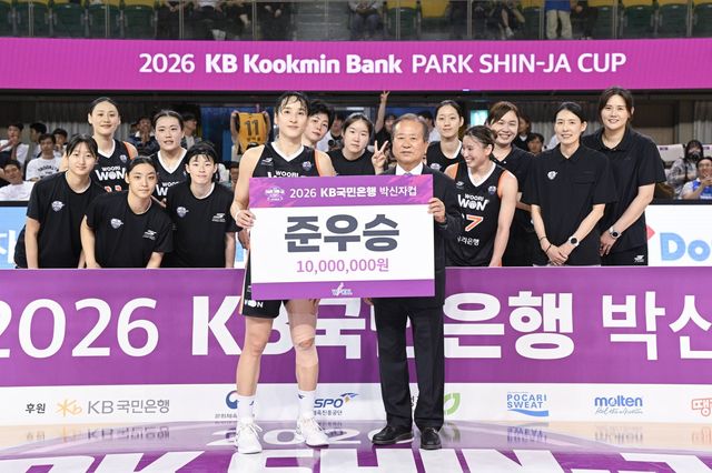 우리은행 선수들이 11일 청주체육관서 열린 ‘2026 KB국민은행 박신자컵’ 후지쯔와 결승을 준우승으로 마무리한 뒤 신상훈 WKBL 총재(오른쪽)와 함께 사진촬영을 하고 있다. 사진제공｜WKBL