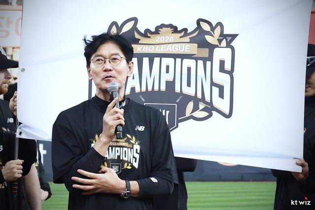 이강철 KT 감독이 5일 수원KT위즈파크서 정규시즌 우승을 확정한 뒤 소감을 전하고 있다. 사진제공｜KT 위즈