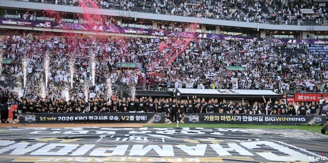 KT 선수단이 5일 수원KT위즈파크서 정규시즌 우승을 확정한 뒤 축하 행사를 열고 있다. 사진제공｜KT 위즈