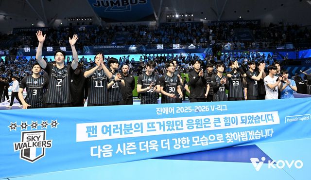 필립 블랑 현대캐피탈 감독은 HK흥국금융 2026~2027 V리그를 앞두고 높이 강화에 집중했다. 사진은 지난 시즌 챔피언 결정전서 준우승한 뒤 팬들에게 인사하는 현대캐피탈 선수들. 사진제공│KOVO