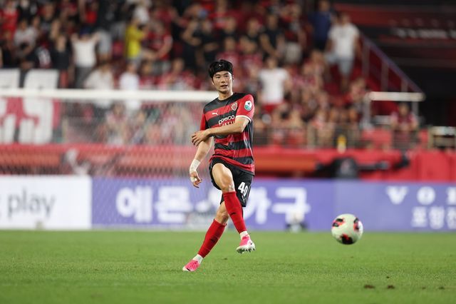 포항 기성용이 8월 김천과 홈경기 도중 패스를 시도하고 있다. 사진제공｜한국프로축구연맹