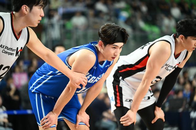 가스공사 김민규(가운데)는 2026~2027시즌 성장하며 팀의 활력소가 되려고 한다. 사진제공｜KBL