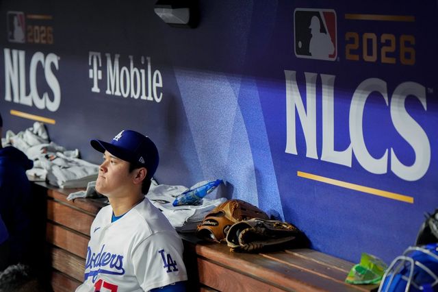다저스 오타니 쇼헤이가 15일(한국시간) 다저스타디움서 열린 밀워키와 NLCS 3차전서 경기를 지켜보고 있다. 로스앤젤레스｜AP 뉴시스