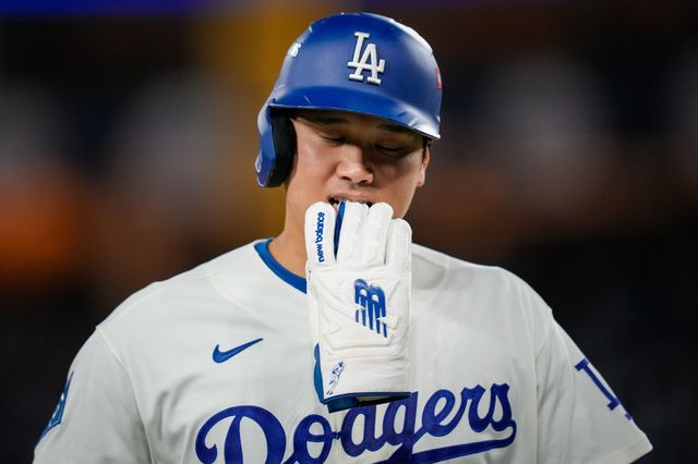 다저스 오타니 쇼헤이가 15일(한국시간) 다저스타디움서 열린 밀워키와 NLCS 3차전서 타격 결과에 아쉬워하고 있다. 로스앤젤레스｜AP 뉴시스