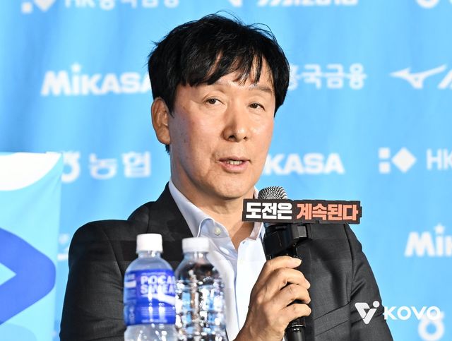 신영철 OK저축은행 감독(가운데)이 8일 서울 강남구 호텔리베라 청담서 열린 V리그 개막 미디어데이 도중 새 시즌 각오를 밝히고 있다. 사진제공｜KOVO