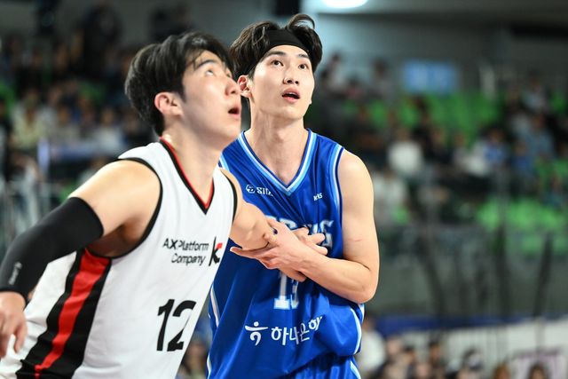 가스공사 김민규(오른쪽)는 2026~2027시즌 성장하며 팀의 활력소가 되려고 한다. 사진제공｜KBL