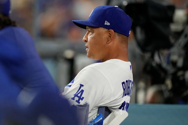 데이브 로버츠 다저스 감독이 15일(한국시간) 다저스타디움서 열린 밀워키와 NLCS 3차전서 경기를 지켜보고 있다. 로스앤젤레스｜AP 뉴시스