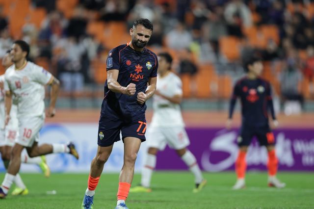 강원 아부달라가 15일 강릉하이원아레나서 열린 프놈펜과 ACL2 홈경기서 후반 PK 동점골을 터트린 뒤 주먹을 쥐며 기뻐하고 있다. 사진제공｜한국프로축구연맹