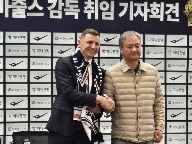 유재학 대한민국농구협회 경기력향상위원장(오른쪽)이 사임했다. 그는 KBL 경기본부장 역할에 집중하며 남자 농구 발전을 위해 힘쓸 계획이다. 니콜라스 마줄스 남자농구대표팀 감독과 유 위원장. 사진제공ㅣ대한민국농구협회