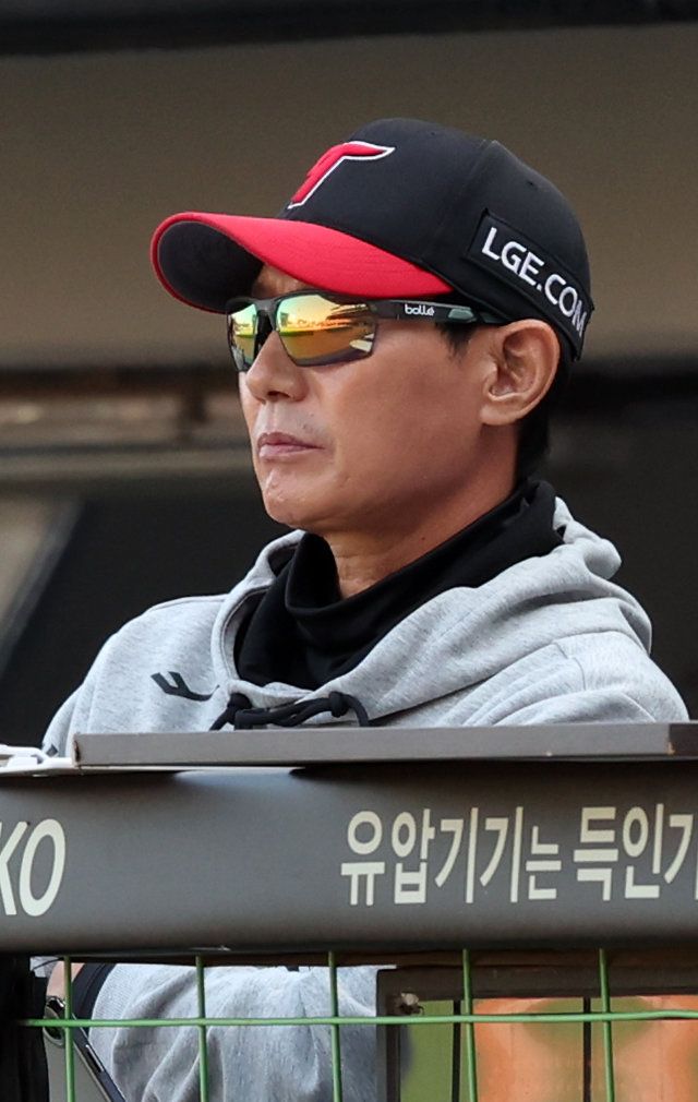 염경엽 LG 감독이 17일 광주-기아챔피언스필드서 열린 KIA와 준PO 1차전을 지켜보고 있다. 그는 수비의 중요성을 다시 강조했다. 광주｜뉴시스