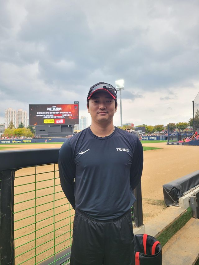LG 고우석이 18일 광주-기아챔피언스필드서 경기 전 훈련을 마친 뒤 현장 취재진과 인터뷰를 진행했다. 고우석은 “선수들이 자신감을 가지고 경기에 임했으면 한다”며 특별한 응원을 보냈다. 광주｜장은상 기자 award@donga.com